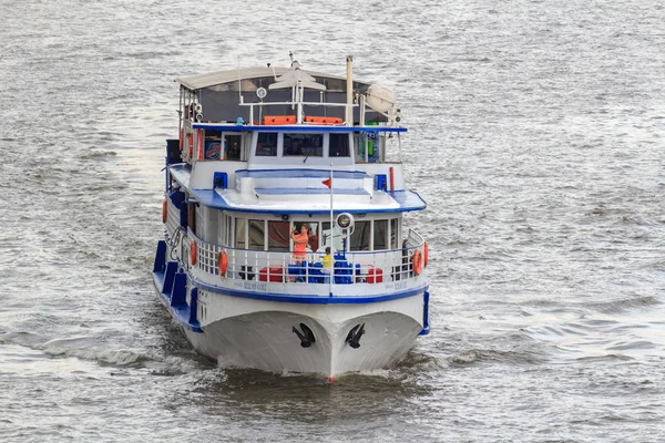 Moscou Rússia Junho 2018 Barco Recreio Flutuando Rio Moskva Uma — Fotografia de Stock