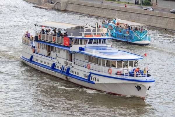 Moskva Rusko Června 2018 Výletní Lodě Turisty Plovoucí Pozadí Nábřeží — Stock fotografie