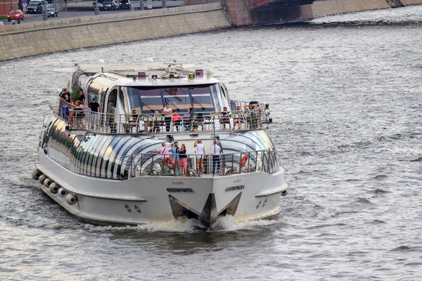 Moskva Ryssland Juni 2018 Turister Resa Fritidsbåt Moskvafloden Mulen Sommarkväll — Stockfoto