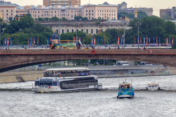 Moskova, Rusya - 19 Haziran 2018: köprünün altından bir bulutlu yaz akşamı Moskova Nehri üzerinde yüzen zevk tekneler