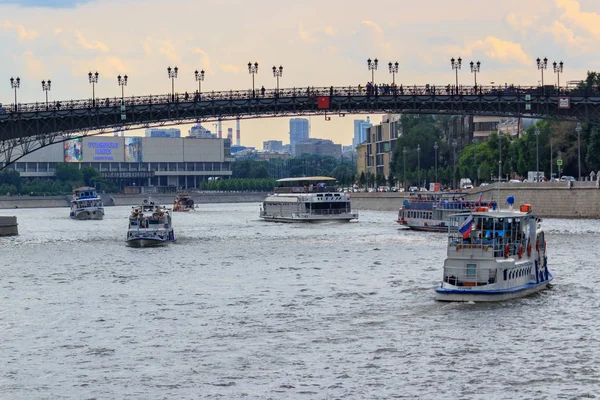 Moskou Rusland Juni 2018 Pleziervaartuigen Drijvend Rivier Moskva Een Achtergrond — Stockfoto