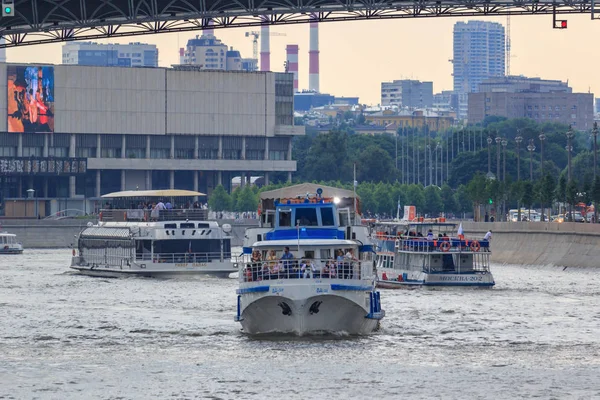 Moskova, Rusya - 19 Haziran 2018: Moskva nehir setin karşı bir bulutlu yaz akşamı yüzen zevk tekneler