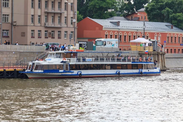 Moskau Russland Juni 2018 Ausflugsboot Steht Einem Bewölkten Sommerabend Steg — Stockfoto