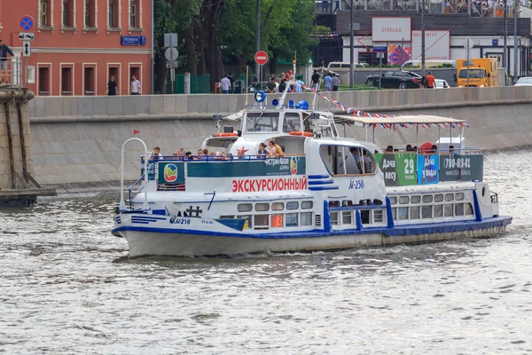 Moscú Rusia Junio 2018 Barco Placer Flotando Con Los Turistas — Foto de Stock