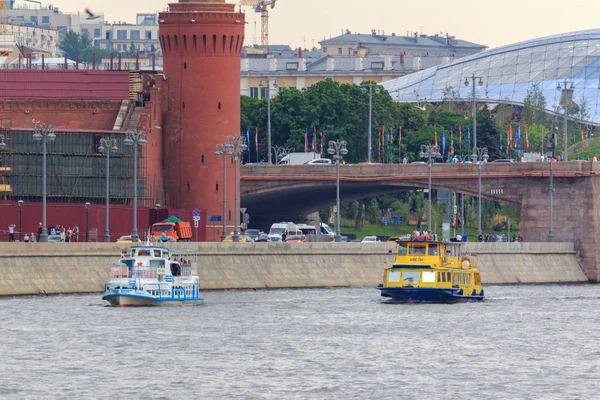 Moskova, Rusya - 19 Haziran 2018: Moskova Kremlin Duvarı karşı Moskova Nehri üzerinde bir bulutlu yaz akşamı yüzen zevk tekneler
