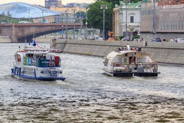 Moskova, Rusya - 19 Haziran 2018: Zevk tekneler bir bulutlu yaz akşamı Moskova Nehri'ne çıkabilir bir arka plan üzerinde yüzen turist