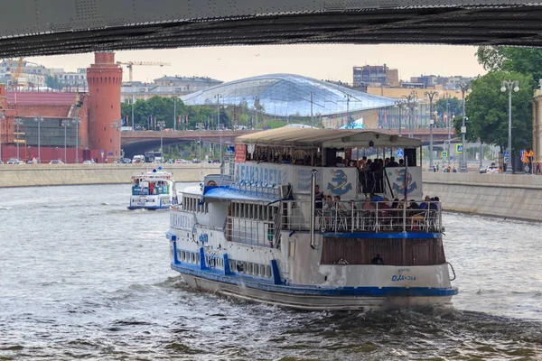 Moskova, Rusya - 19 Haziran 2018: köprünün altından bir bulutlu yaz akşamı Moskova Nehri üzerinde yüzen zevk tekne