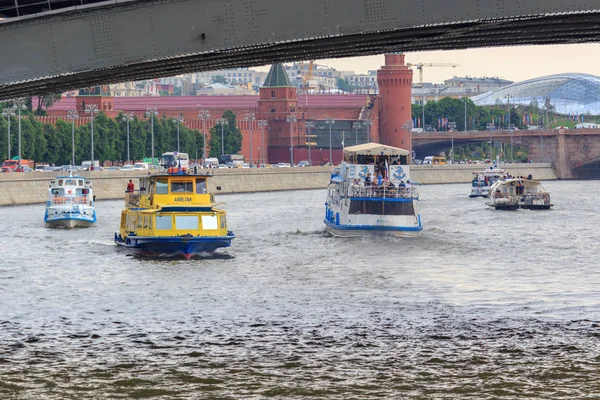Moskova, Rusya - 19 Haziran 2018: köprünün altından bir bulutlu yaz akşamı Moskova Kremlin bir arka plan üzerinde Moskova Nehri üzerinde yüzen zevk tekneler