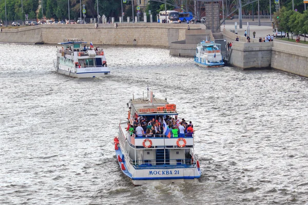 Moskova, Rusya - 19 Haziran 2018: Moskova Nehri üzerinde bir bulutlu yaz akşamı yüzen zevk tekneler