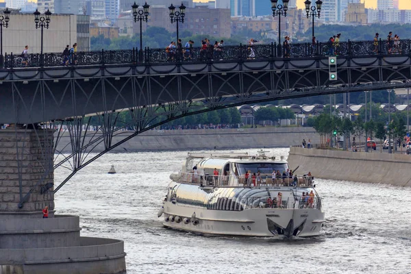 Moskova, Rusya - 19 Haziran 2018: bulutlu yaz akşamı Patriarshiy Köprüsü'nün bir arka plan üzerine Moskova Nehri üzerinde yüzen zevk tekne