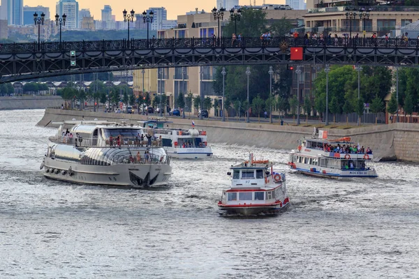 Moskova, Rusya - 19 Haziran 2018: bulutlu yaz akşamı Prechistenskaya setin karşı Moskova Nehri üzerinde yüzen zevk tekneler