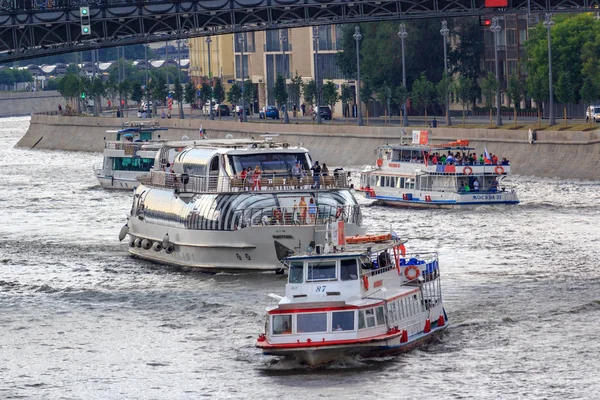 Moskova, Rusya - 19 Haziran 2018: bulutlu yaz akşamı Prechistenskaya setin karşı Moskova Nehri üzerinde yüzen zevk tekneler