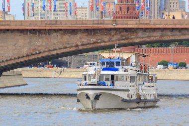 Moskova, Rusya - 21 Haziran 2018: köprü karşı bir güneşli yaz günü Moskova Nehri üzerinde yüzen zevk tekne