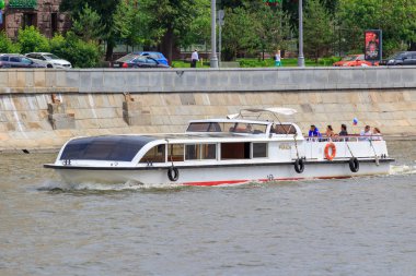 Moskova, Rusya - 21 Haziran 2018: Moskva nehir setin bir arka plan üzerinde bir güneşli yaz gününde yüzen küçük turistik tekne