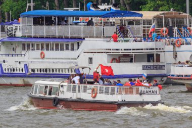 Moskova, Rusya - 21 Haziran 2018: Küçük zevk tekne turist Moskova Nehri'ne iskelede bir arka plan üzerinde güneşli yaz günü içinde yüzen