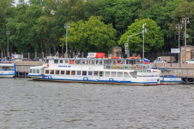 Moskova, Rusya - 21 Haziran 2018: Zevk tekneler bir yaz gününde Moskova Nehri üzerinde iskelede