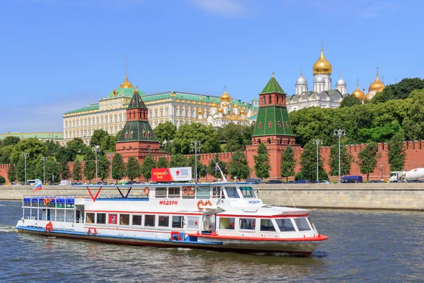 Moscú Rusia Junio 2018 Barco Recreo Flotando Río Moskva Cerca — Foto de Stock