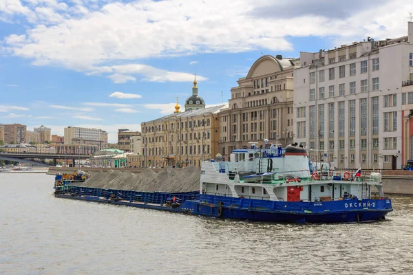 Moscú Rusia Junio 2018 Barcaza Cargada Flotando Río Moskva Sobre — Foto de Stock