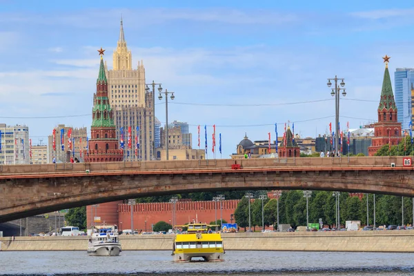 Moskva Ryssland Juni 2018 Fritidsbåtar Flyter Bakgrund Bron Och Kreml — Stockfoto