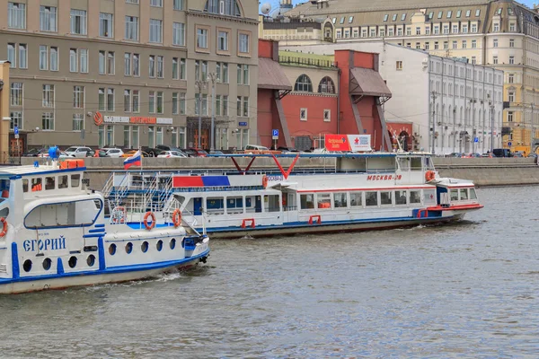 Moskova, Rusya - 21 Haziran 2018: Moskova Nehri üzerinde bir güneşli yaz gününde yüzen zevk tekneler
