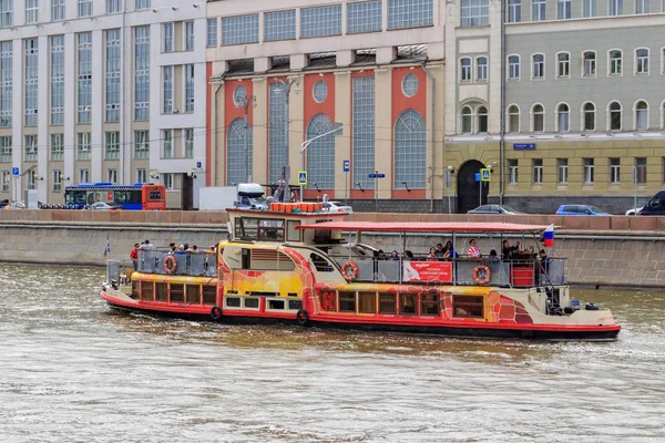 Moskova, Rusya - 21 Haziran 2018: bir güneşli yaz gününde bir arka plan Moskova Nehri setin tarihi merkezi Moskova üzerinde yüzen zevk tekne