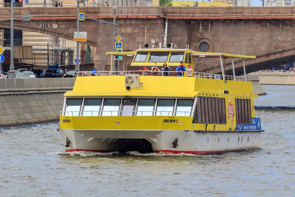 Μόσχα Ρωσία Ιουνίου 2018 Κίτρινο Ευχαρίστηση Σκάφος Επιπλέει Στον Ποταμό — Φωτογραφία Αρχείου