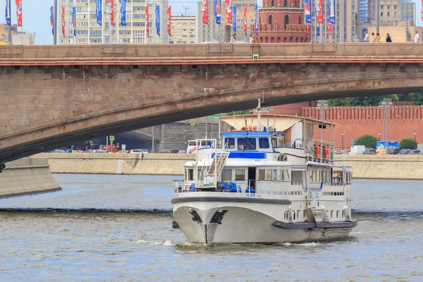 Moskou Rusland Juni 2018 Pleziervaartuig Drijvend Tegen Brug Rivier Moskva — Stockfoto