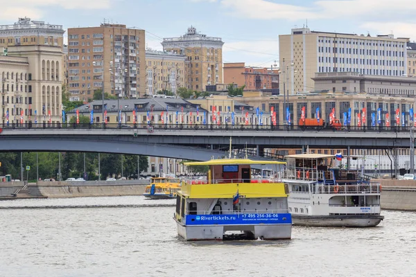Moscú Rusia Junio 2018 Barcos Recreo Flotando Contra Puente Sobre — Foto de Stock