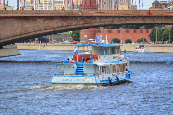 Moskva Ryssland Juni 2018 Fritidsbåt Flytande Moskvafloden Historiska Centrum Moskva — Stockfoto