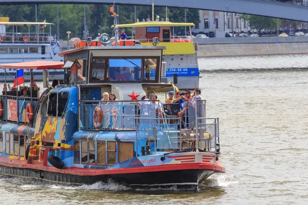 Moscú Rusia Junio 2018 Barco Placer Con Turistas Flotando Largo — Foto de Stock