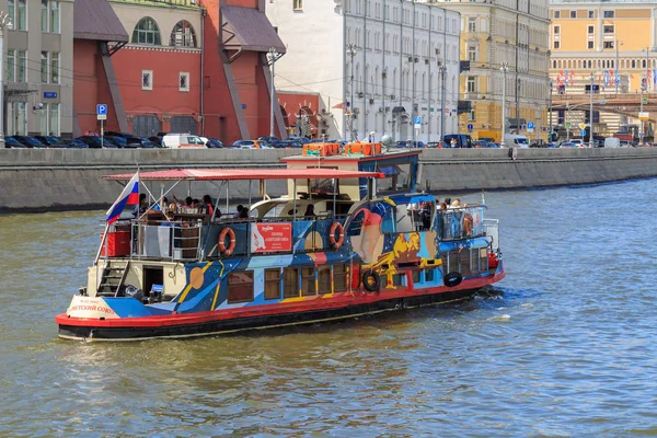 Moscú Rusia Junio 2018 Barco Turístico Flotando Río Moskva Centro — Foto de Stock