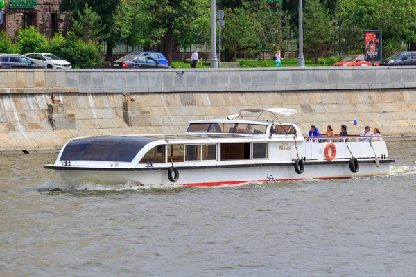 Moskova, Rusya - 21 Haziran 2018: Moskva nehir setin bir arka plan üzerinde bir güneşli yaz gününde yüzen küçük turistik tekne