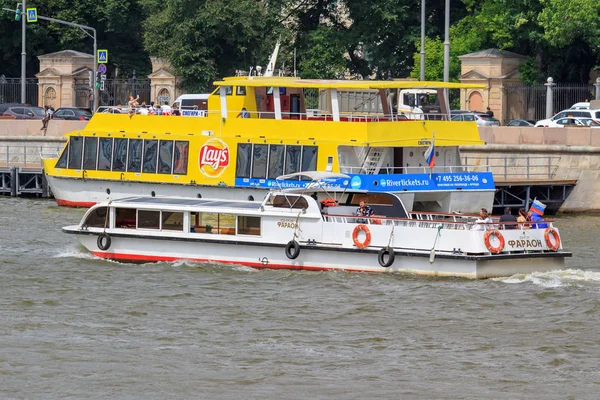 Moskva Ryssland Juni 2018 Små Turist Båt Flyter Bakgrund Fritidsbåt — Stockfoto