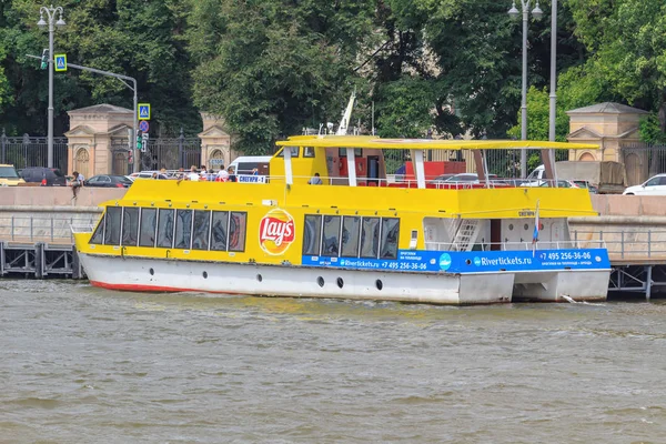 Moskva Ryssland Juni 2018 Gul Turist Båt Vid Bryggan Moskvafloden — Stockfoto