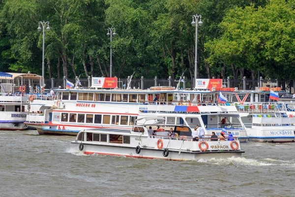 Moskva Ryssland Juni 2018 Turistbåtar Vid Piren Moskvafloden Solig Sommardag — Stockfoto