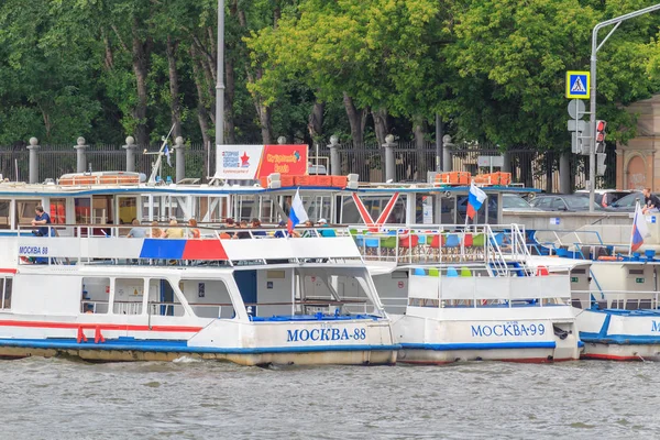 Moskva Ryssland Juni 2018 Turist Båtar Står Piren Moskvafloden Sommardag — Stockfoto