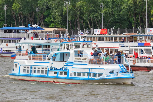 Moskva Ryssland Juni 2018 Turist Båt Flyter Moskvafloden Mot Piren — Stockfoto