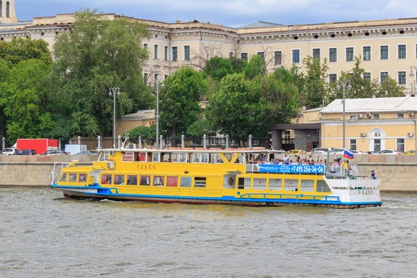 Moscú Rusia Junio 2018 Barco Turístico Flotando Sobre Fondo Edificios — Foto de Stock