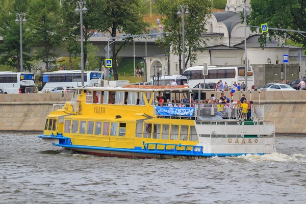 Moskou Rusland Juni 2018 Gele Pleziervaartuig Met Toeristen Drijvend Rivier — Stockfoto