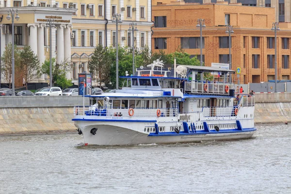 Μόσχα Ρωσία Ιουνίου 2018 Τουριστικό Σκάφος Επιπλέει Στον Ποταμό Μόσχοβα — Φωτογραφία Αρχείου