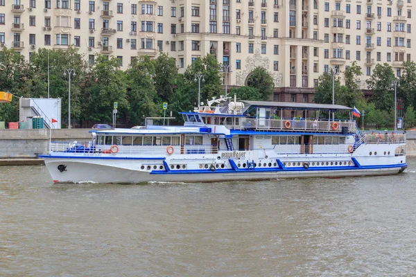 Moskova, Rusya - 21 Haziran 2018: bir yaz günü tarihi merkezi Moskova set of bir arka plan üzerinde yüzen zevk tekne