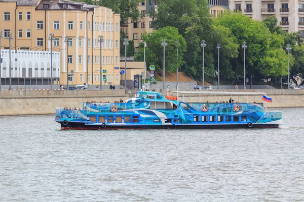 Moskova, Rusya - 21 Haziran 2018: Moskova'da merkezi set of bir arka plan üzerine bir yaz gününde yüzen zevk tekne