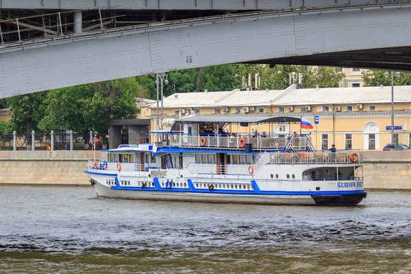 Moskova, Rusya - 21 Haziran 2018: Turist tekne Moskova Nehri bir yaz gününde köprüden bir arka plan üzerinde