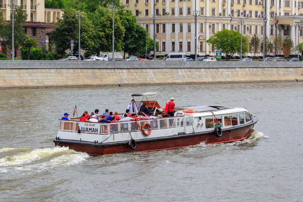 Moscú Rusia Junio 2018 Pequeño Barco Recreo Con Turistas Flotando — Foto de Stock