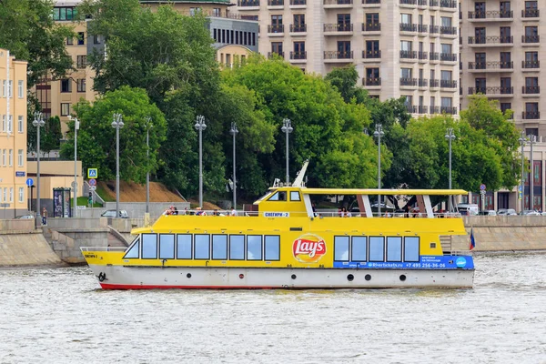 Moskau Russland Juni 2018 Gelbes Touristenboot Vor Gebäuden Zentrum Von — Stockfoto