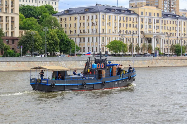 Moskova, Rusya - 21 Haziran 2018: Zevk teknede bir arka plan bir yaz gününde Moskova Nehri'ne set of turist