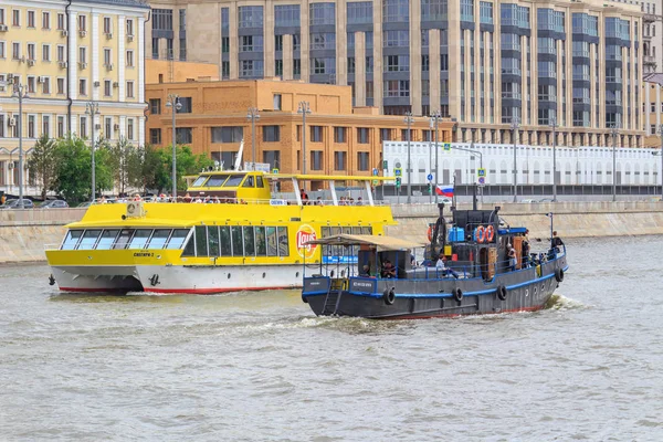 Moskva Ryssland Juni 2018 Turister Resa Fritidsbåtar Bakgrund Byggnader Centrala — Stockfoto