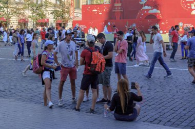 Moskova, Rusya - 28 Haziran 2018: Turist güneşli yaz akşamları kırmızı kare üzerinde iletişim