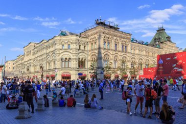 Moskova, Rusya - 28 Haziran 2018: Futbol taraftarları, sakız mağazada güneşli yaz akşam arka plan üzerinde kırmızı kare üzerinde farklı ülkeden