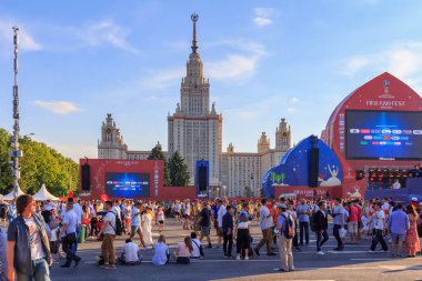 Moskova, Rusya - 28 Haziran 2018: Futbol taraftarları Lomonosov Moskova Devlet Üniversitesi FIFA Fan Fest 2018 üzerinde bir arka plan üzerinde